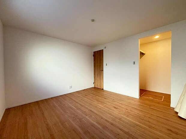 洋室7.7帖 日々の疲れを癒してくれる主寝室。自由度が高いので家具のレイアウトでお好みの空間を創りだせます。