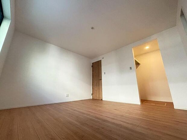 日々の疲れを癒してくれる主寝室。自由度が高いので家具のレイアウトでお好みの空間を創りだせます。