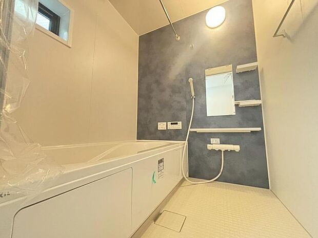 1日の疲れを癒してくれる広々とした浴室は癒しの空間。