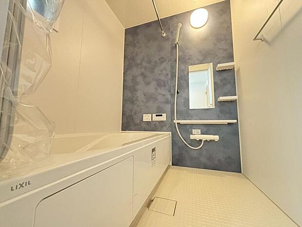 1日の疲れを癒してくれる広々とした浴室は癒しの空間。