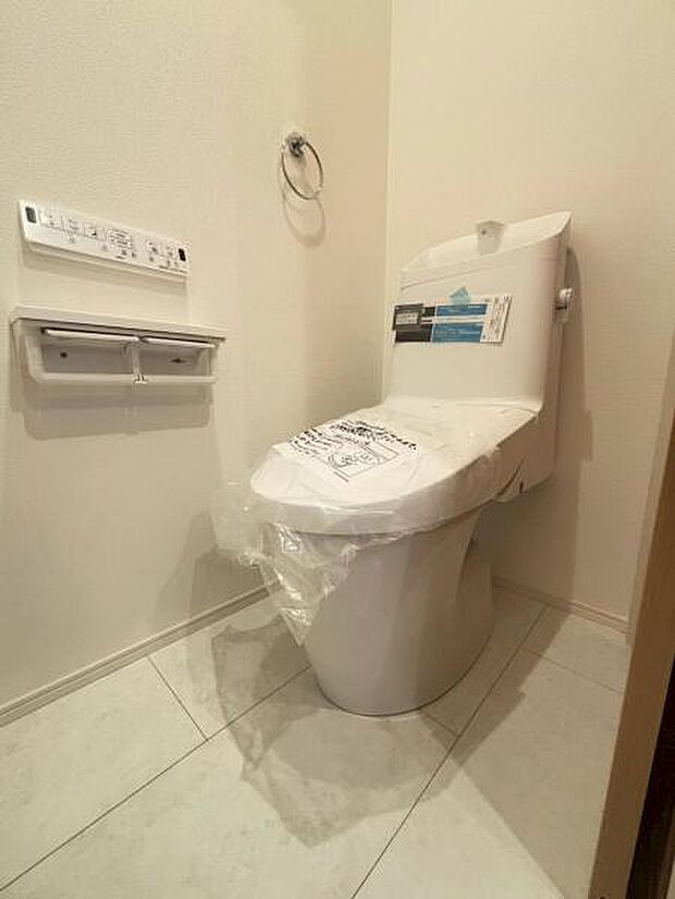 ウォシュレット付きのトイレ。落ち着いた空間で安らぎのひとときをお過ごしいただけます。