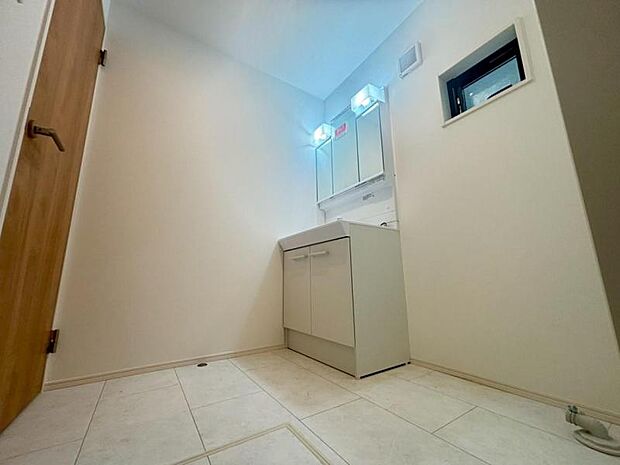 清潔感と機能性を備え、一日の始まりと終わりを心地よく演出してくれるパウダールームです。