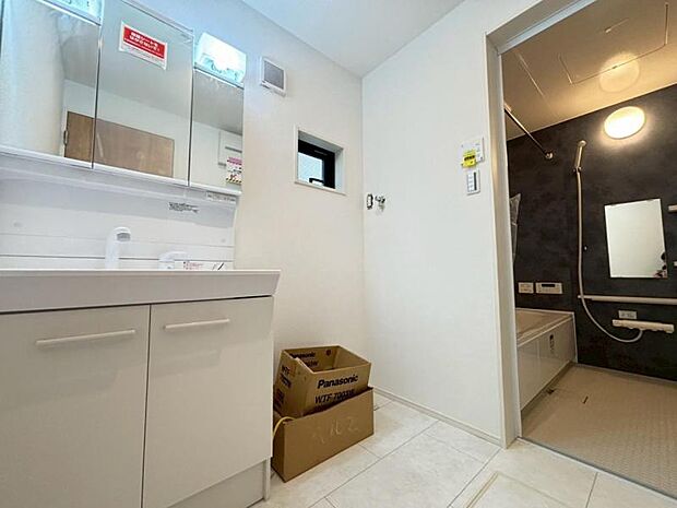 清潔感と機能性を備え、一日の始まりと終わりを心地よく演出してくれるパウダールームです。