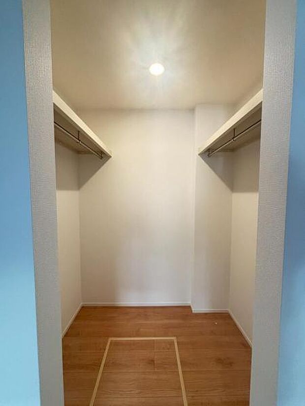 たくさんの洋服をかけることができる収納力と取り出しやすさが魅力のWIC。スーツケース、ストック品など何でも収納できる嬉しい空間です。