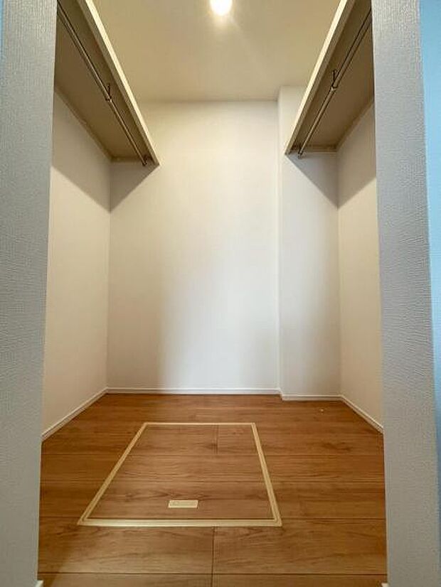 たくさんの洋服をかけることができる収納力と取り出しやすさが魅力のWIC。スーツケース、ストック品など何でも収納できる嬉しい空間です。