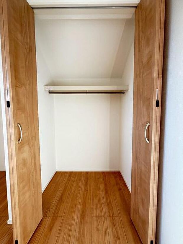 クローゼットには棚やハンガーパイプが付いており、スーツや上着などがスッキリ収納可能です。