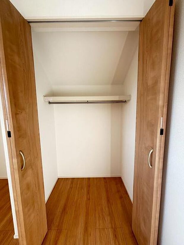 クローゼットには棚やハンガーパイプが付いており、スーツや上着などがスッキリ収納可能です。