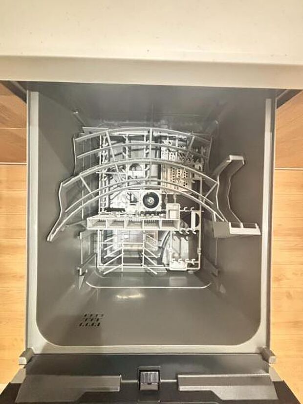 食器洗浄乾燥機　食器の後片付けに便利な食器洗浄乾燥機を標準装備。ビルトインタイプなので見た目もスッキリ、特に共働き世帯のご家族には必須品です。