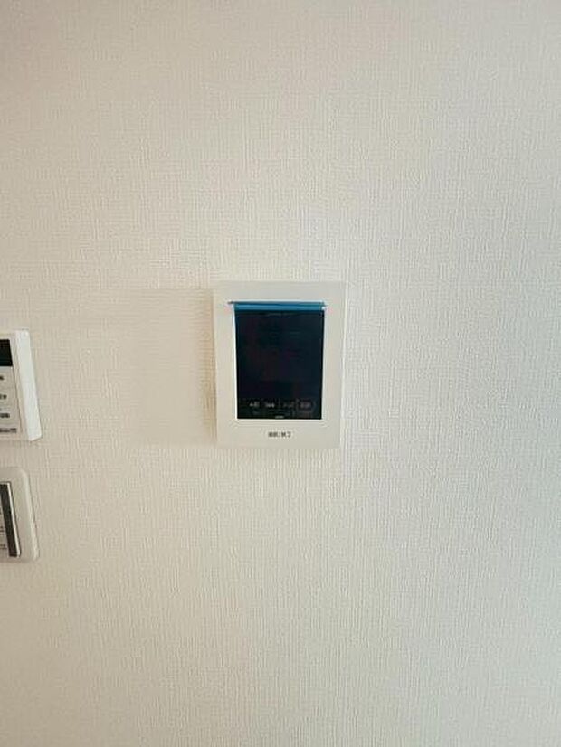 TVモニター付インターホン　来訪者を確認できるTVモニター付インターホン。特に奥様やお子様だけでの在宅が多いご家族には必需品。録画機能付きなら後から確認もできます。