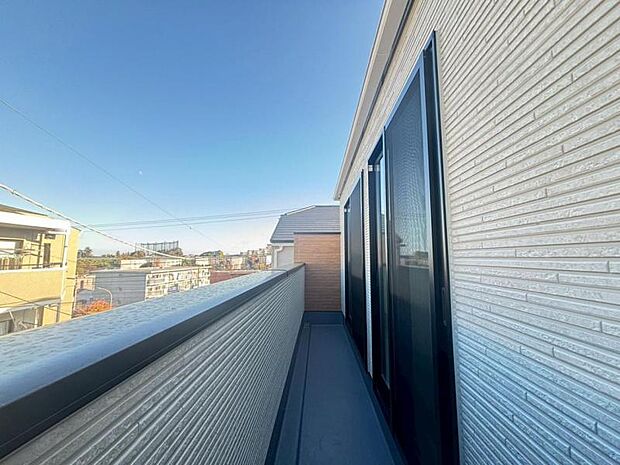 太陽の光と共存するライトカラーのバルコニー。2部屋をまたぐ広さは、梅雨時の貴重な晴れの日もまとめて干せる程の余裕があります。