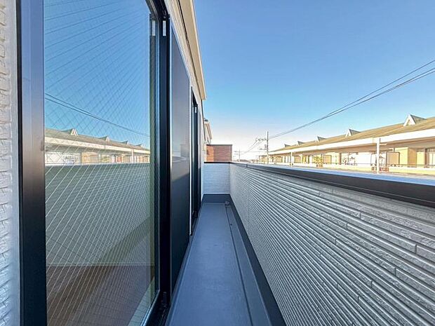 太陽の光と共存するライトカラーのバルコニー。2部屋をまたぐ広さは、梅雨時の貴重な晴れの日もまとめて干せる程の余裕があります。