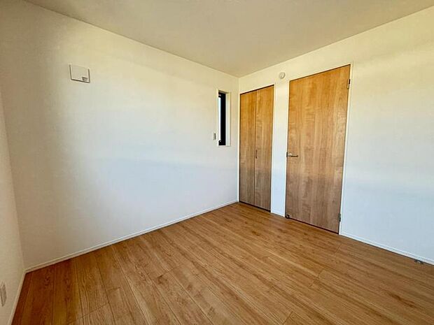 洋室5.0帖　家族個々の安らぎの空間。誰もが好みで飾れるシンプルな室内に仕上げてあります。