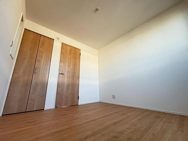 家族個々の安らぎの空間。誰もが好みで飾れるシンプルな室内に仕上げてあります。