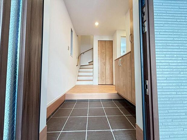 広々とした玄関で大切なお客様をお出迎え。明るく気持ちの良い玄関は気持ちが盛り上がります。