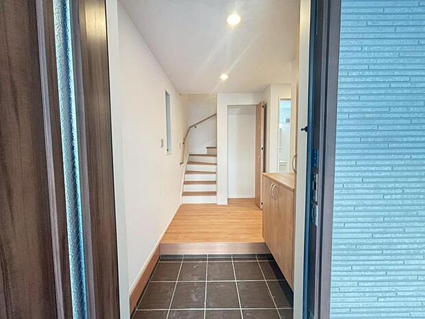 広々とした玄関で大切なお客様をお出迎え。明るく気持ちの良い玄関は気持ちが盛り上がります。