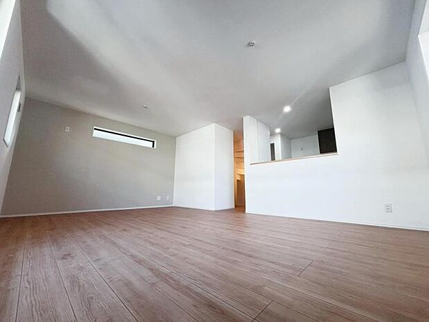 くつろげるリビングは話に夢中になりすぎて、ついつい時間を忘れてしまう。そんな束の間の幸せを感じさせてくれる場所です。