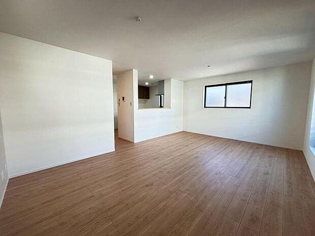 ゆったり18.3帖の広々リビング。明るさと風が入る窓配置が安らげる空間を演出します。