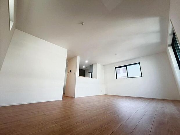 ゆったり18.3帖の広々リビング。明るさと風が入る窓配置が安らげる空間を演出します。