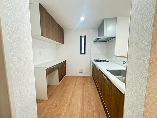 広々としたキッチンスペース。収納力のあるキッチンは料理が捗ります。