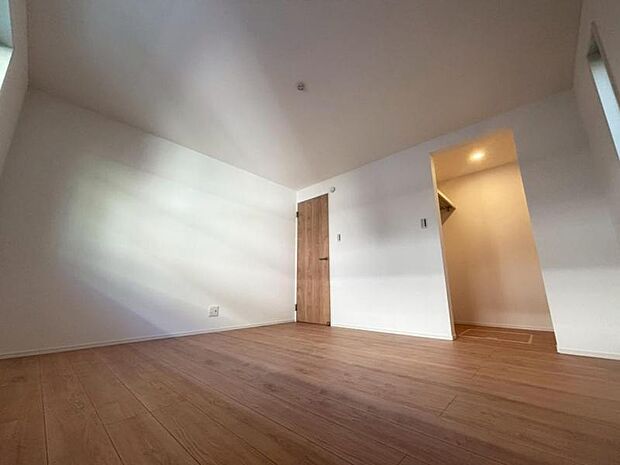 日々の疲れを癒してくれる主寝室。自由度が高いので家具のレイアウトでお好みの空間を創りだせます。