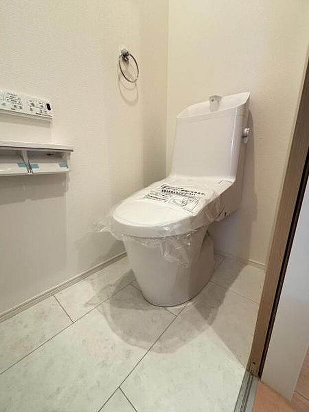 ウォシュレット付きのトイレ。落ち着いた空間で安らぎのひとときをお過ごしいただけます。