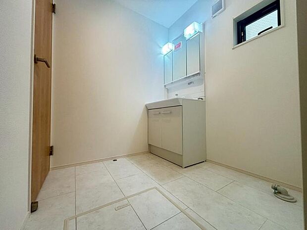 清潔感と機能性を備え、一日の始まりと終わりを心地よく演出してくれるパウダールームです。