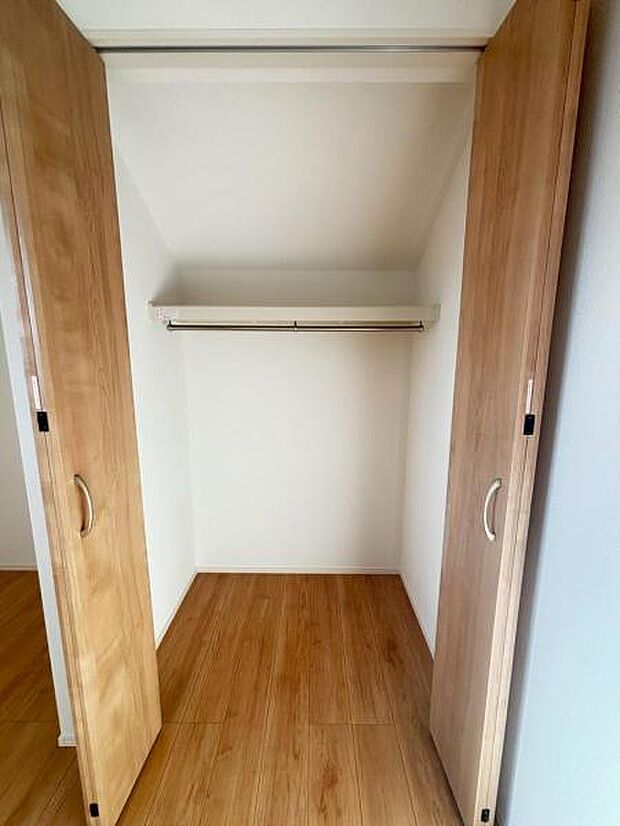 クローゼットには棚やハンガーパイプが付いており、スーツや上着などがスッキリ収納可能です。