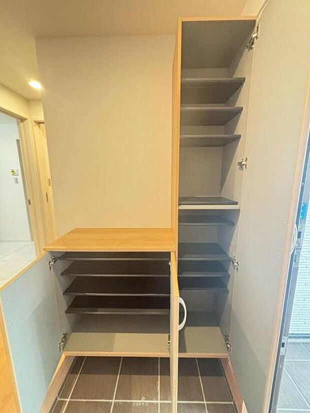 シューズボックスにはご家族みんなの靴をたっぷりの収納できます。