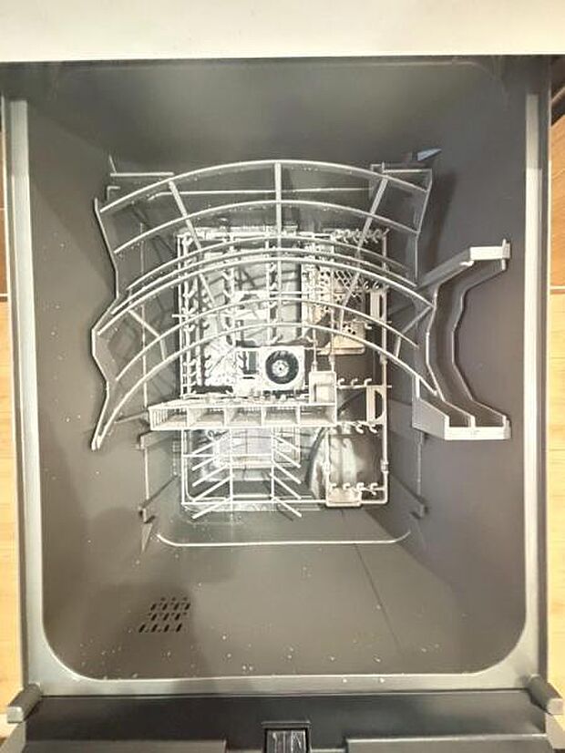 食器洗浄乾燥機　食器の後片付けに便利な食器洗浄乾燥機を標準装備。ビルトインタイプなので見た目もスッキリ、特に共働き世帯のご家族には必須品です。