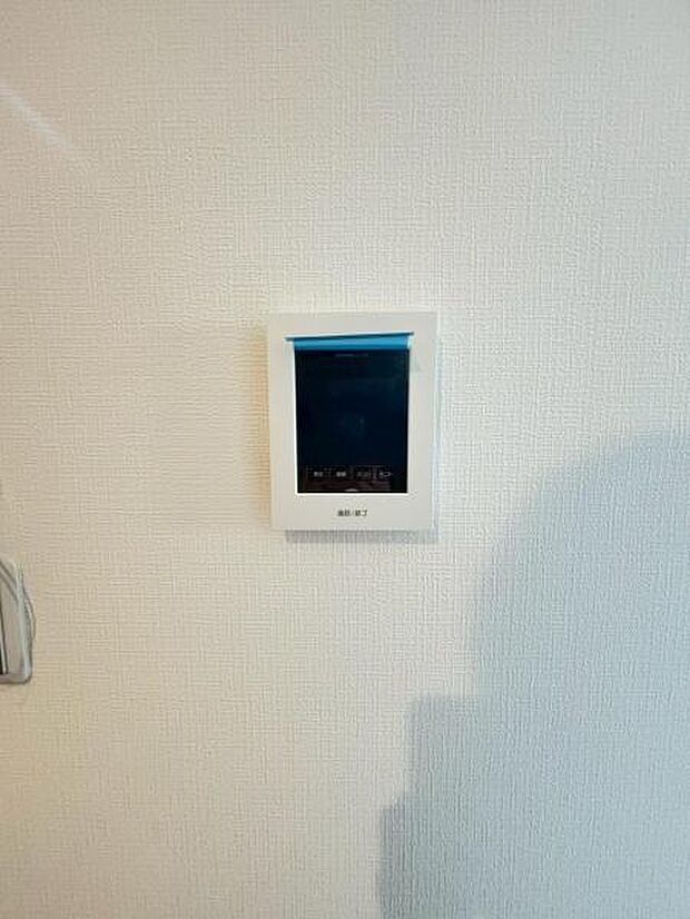 TVモニター付インターホン　来訪者を確認できるTVモニター付インターホン。特に奥様やお子様だけでの在宅が多いご家族には必需品。録画機能付きなら後から確認もできます。