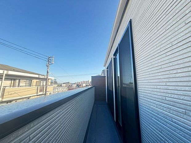 太陽の光と共存するライトカラーのバルコニー。2部屋をまたぐ広さは、梅雨時の貴重な晴れの日もまとめて干せる程の余裕があります。