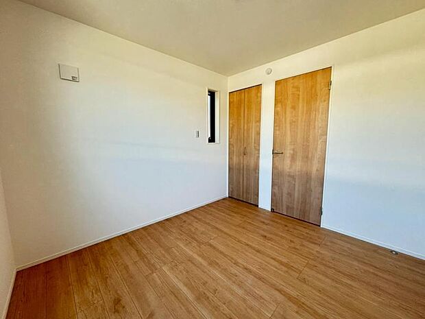 洋室5.0帖　家族個々の安らぎの空間。誰もが好みで飾れるシンプルな室内に仕上げてあります。