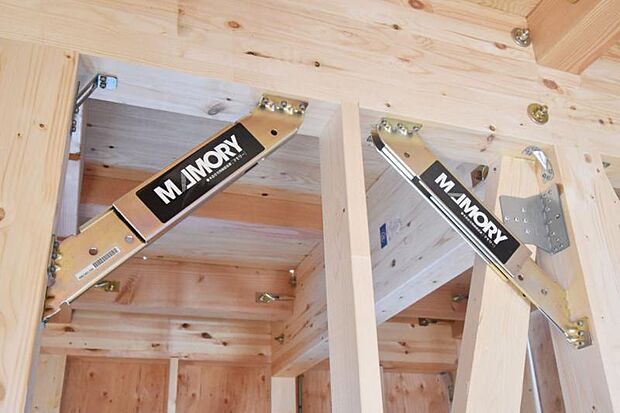 制振ダンパー 地震エネルギーを吸収し構造躯体へのダメージを軽減します。