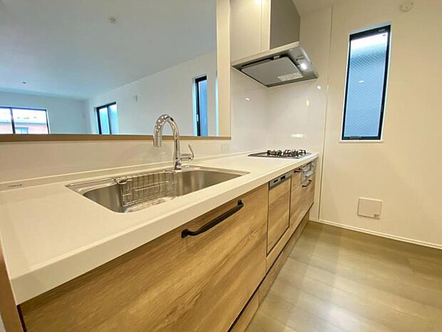 リビング全体が見渡せる対面式システムキッチン。食事の用意をしながら家族との会話も弾み笑顔溢れる空間です。