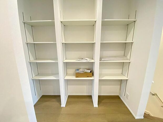 パントリーには、食品や飲料のほか、日常使う頻度の少ない調理器具や什器類をストックできます。