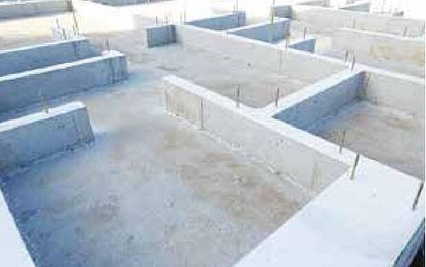 ベタ基礎 工法基礎部分全体を鉄筋コンクリートにする「ベタ基礎」を採用することで不同沈下を防ぎ、床下の湿気対策にもなります。