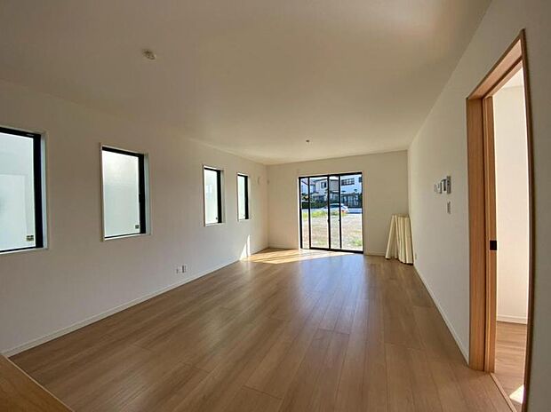 光と風があふれる開放的なリビングダイニングには、自然と家族みんなが集まってきます。(2025.8.23撮影)