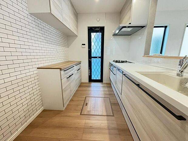 キッチンはリビングダイニングを見渡せる対面キッチン。引出し収納や棚上収納などにより、収納量がアップしております。