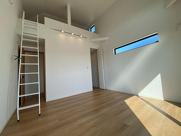 勾配天井で開放感があり、窓からたっぷりと陽光が注がれる、明るく快適なプライベート空間となっています。(ロフト付)(2025.8.23撮影)