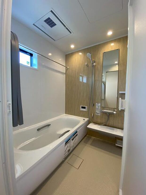 美しいツヤとなめらかな肌ざわり。水や汚れをはじき汚れにくくお掃除ラクラクの浴槽です。シャワーヘッドの位置が変えられるので使い勝手がとても良いです。(2025.8.23撮影)