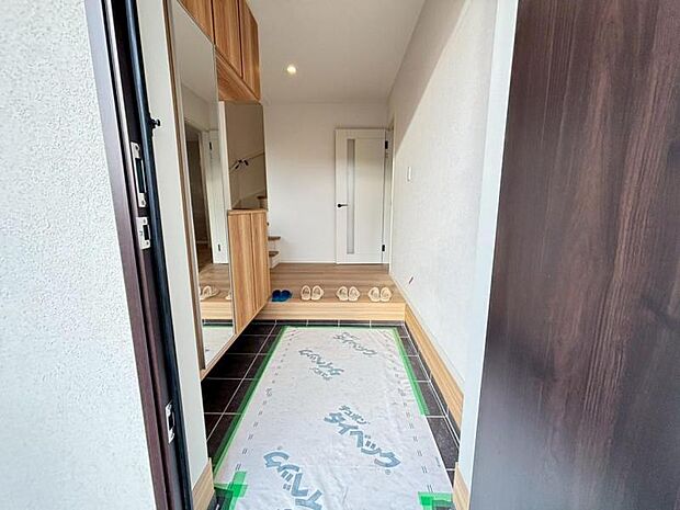 広々とした玄関で大切なお客様をお出迎え。明るく気持ちの良い玄関は気持ちが盛り上がります。