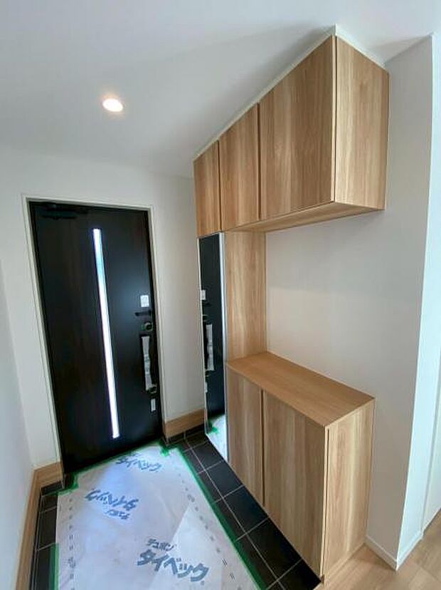 広々とした玄関で大切なお客様をお出迎え。明るく気持ちの良い玄関は気持ちが盛り上がります。(2025.8.23撮影)