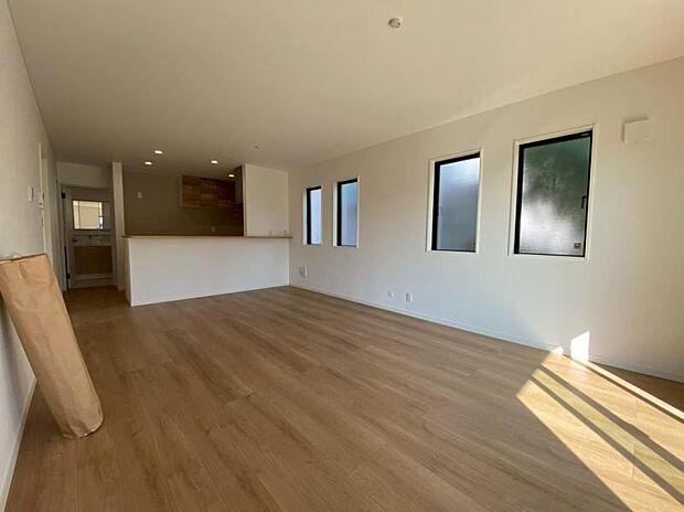 ゆったり18帖の広々リビング。明るさと風が入る窓配置が安らげる空間を演出します。(2025.8.23撮影)