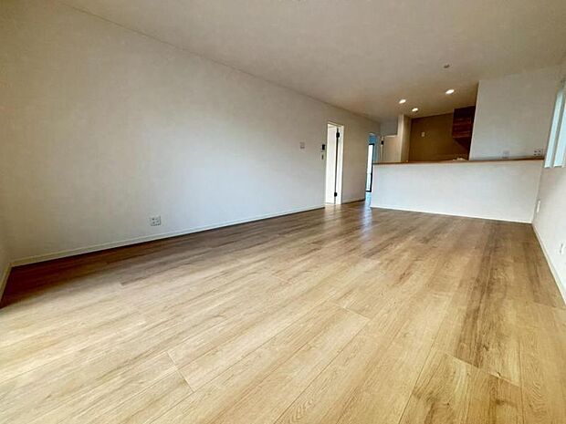 ゆったり18帖の広々リビング。明るさと風が入る窓配置が安らげる空間を演出します。