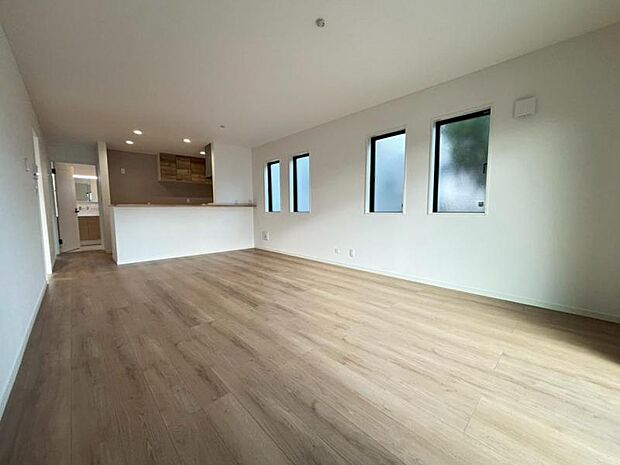 くつろげるリビングは話に夢中になりすぎて、ついつい時間を忘れてしまう。そんな束の間の幸せを感じさせてくれる場所です。