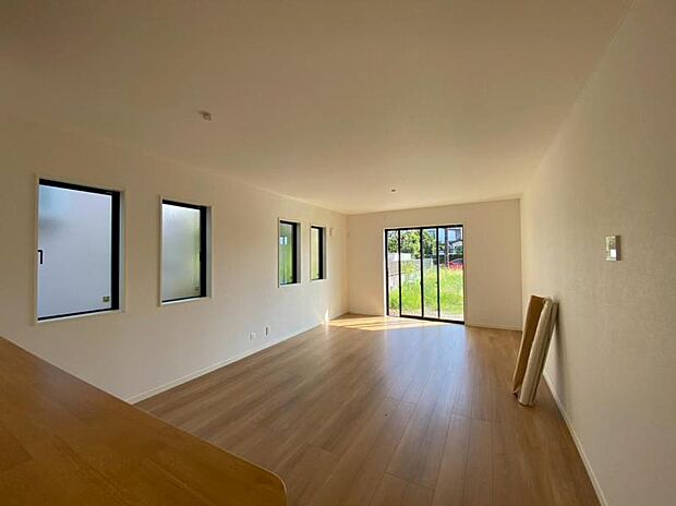 光と風があふれる開放的なリビングダイニングには、自然と家族みんなが集まってきます。(2025.8.23撮影)