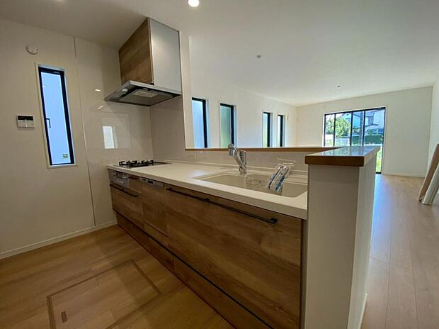 リビング全体が見渡せる対面式システムキッチン。食事の用意をしながら家族との会話も弾み笑顔溢れる空間です。(2025.8.23撮影)