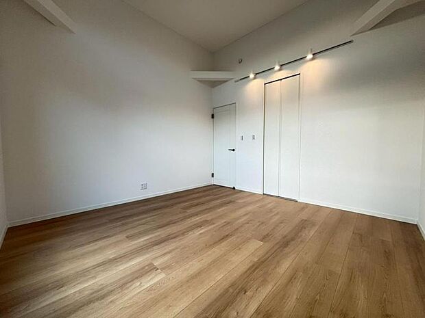 大きな窓からたっぷりと陽光が注がれる明るい空間。一日の疲れをいやしてくれる主寝室。