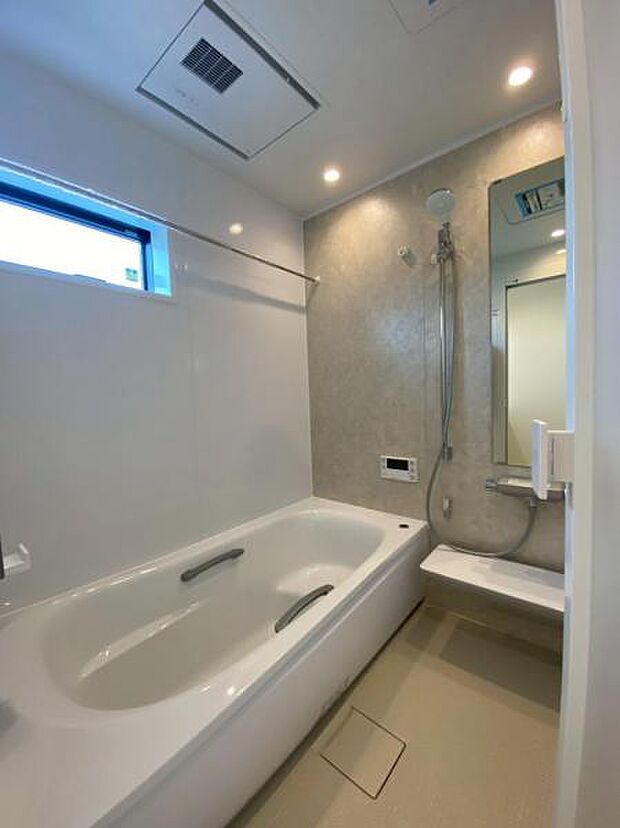 美しいツヤとなめらかな肌ざわり。水や汚れをはじき汚れにくくお掃除ラクラクの浴槽です。シャワーヘッドの位置が変えられるので使い勝手がとても良いです。(2025.8.23撮影)