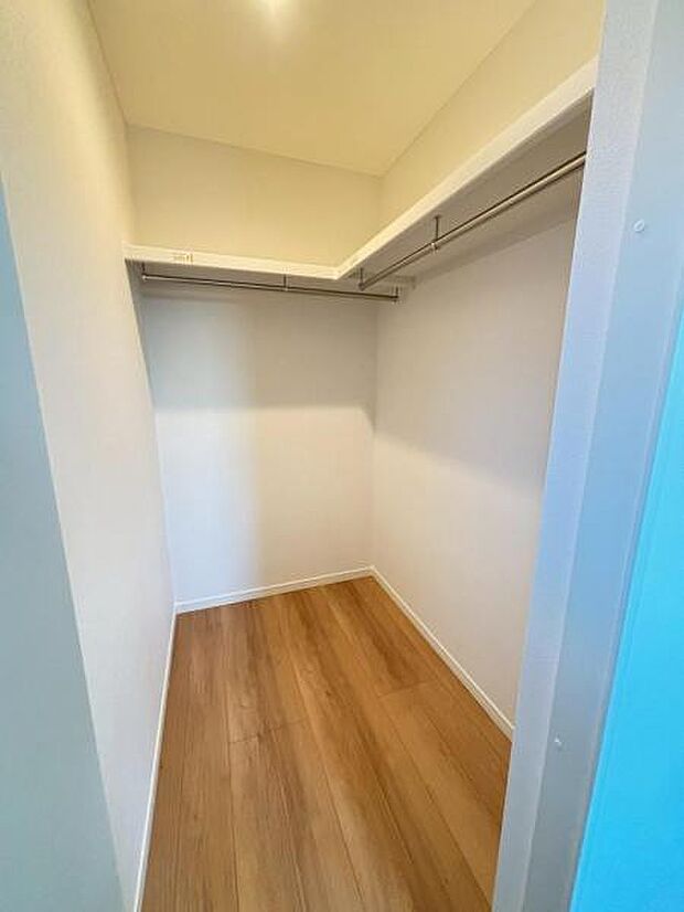 たくさんの洋服をかけることができる収納力と取り出しやすさが魅力のWIC。スーツケース、ストック品など何でも収納できる嬉しい空間です。